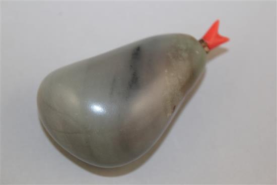 A Chinese grey and russet jade pebble snuff bottle, 1800-1900, 6.2cm, coral branch shaped stopper